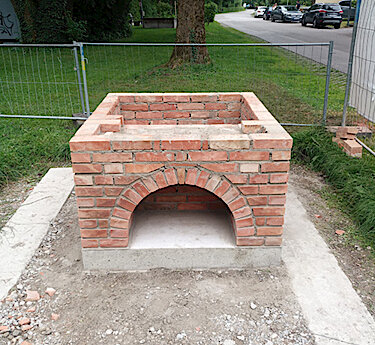 Die gemauerte Unterkonstruktion des Ofens. 